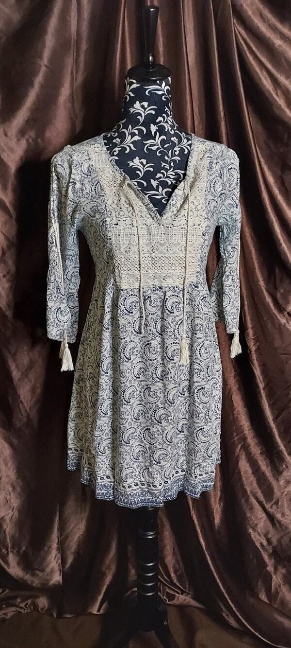 Red Camel White/Blue Lace Detail Knee Length Dress with Split Sleeves Size Small
